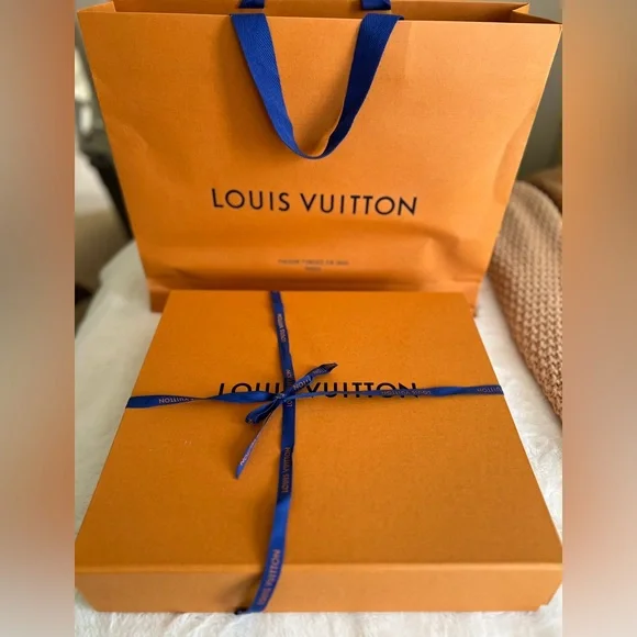 Louis Vuitton Monogram Speedy 30 with Tan Accents - Picture 2 of 11